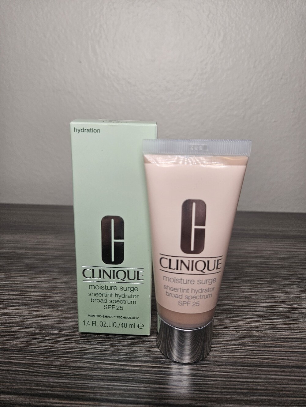 Clinique Moisture Surge Sheertint SPF 25 new in box 1.4 oz Universal Light